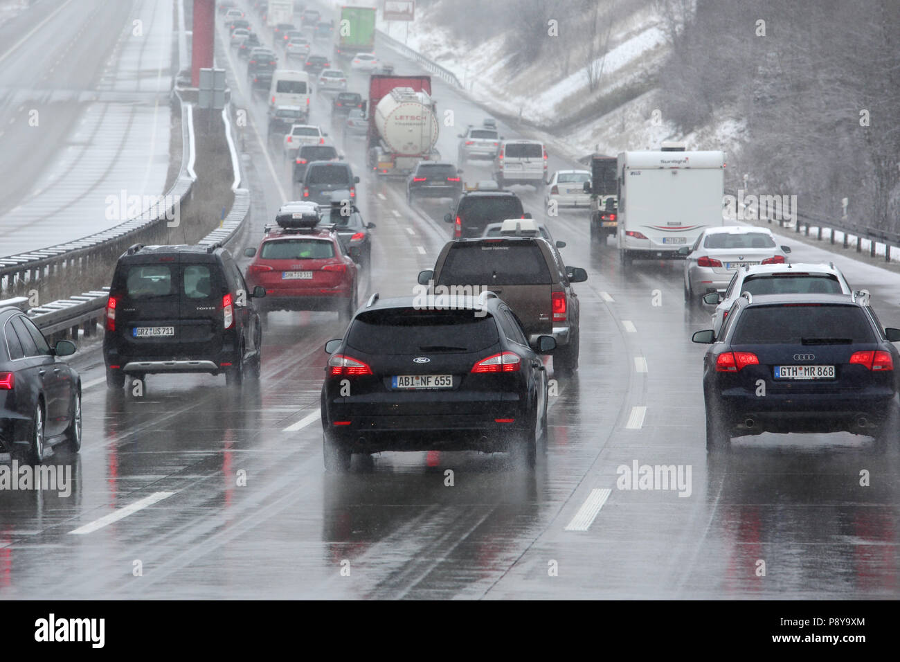 Schleiz, Deutschland, langsamer Verkehr auf der Autobahn A9 nach Schneefall Stockfoto