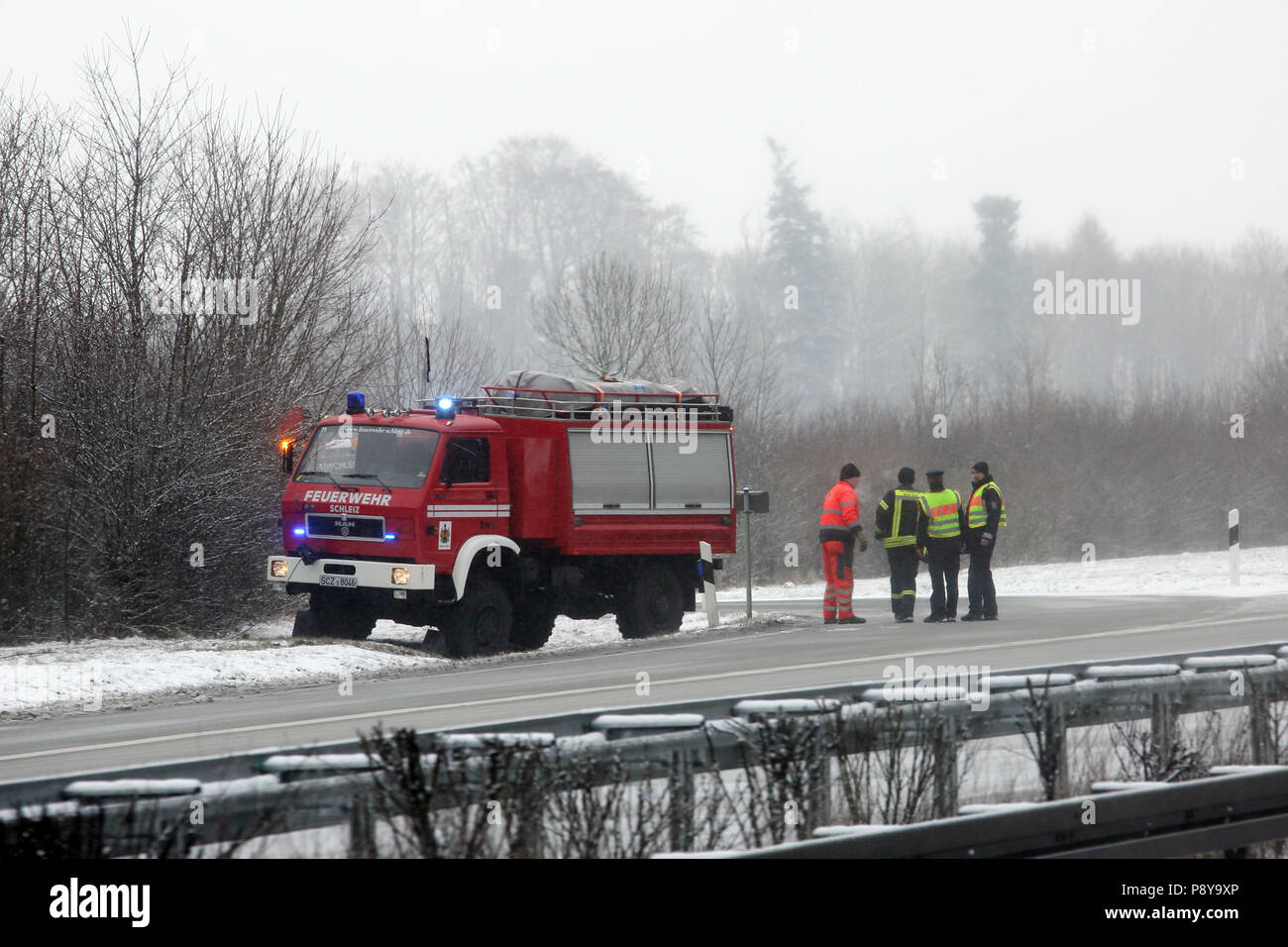 Schleiz, Deutschland, Feuerwehr auf der Autobahn A9 im Winter Stockfoto