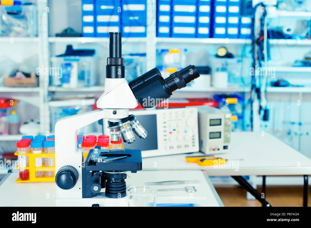 Mikroskop im Labor. Stockfoto