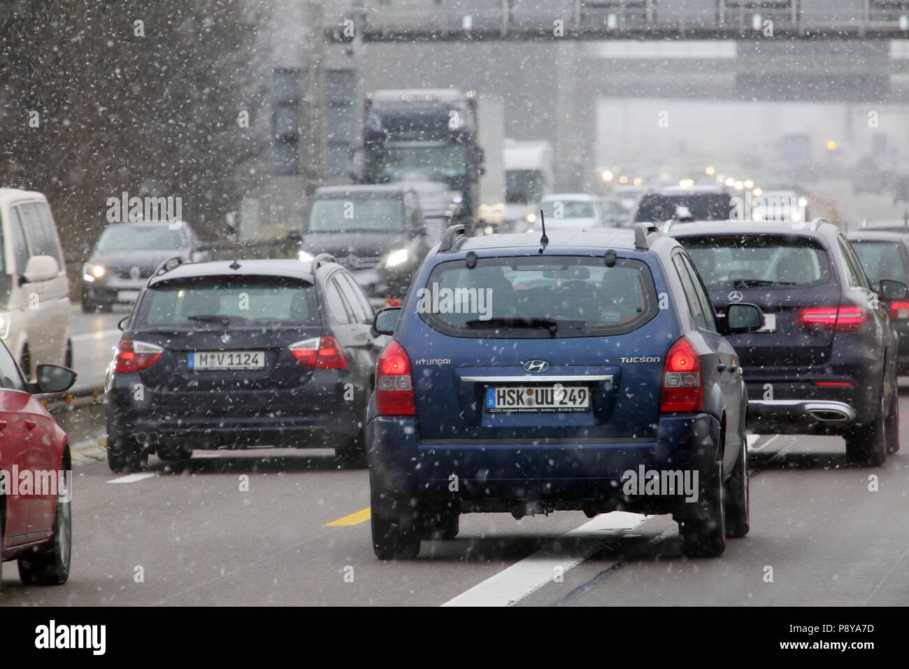 Muenchen, Deutschland, Verkehrslärm in Schneefall auf der Autobahn A8 Stockfoto