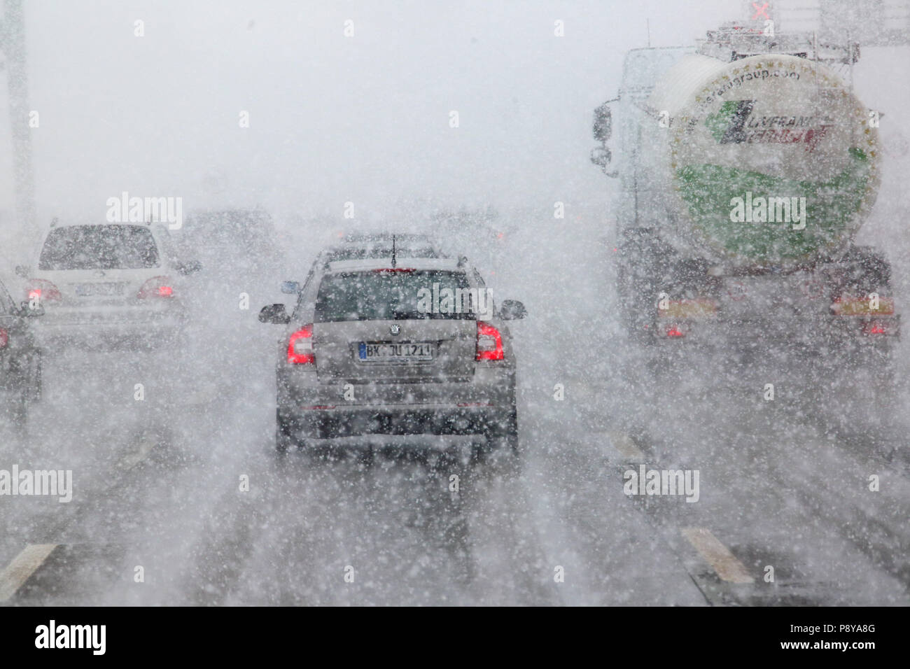 München, Deutschland, schlechte Aussicht auf der Autobahn A8 in Schneefall Stockfoto