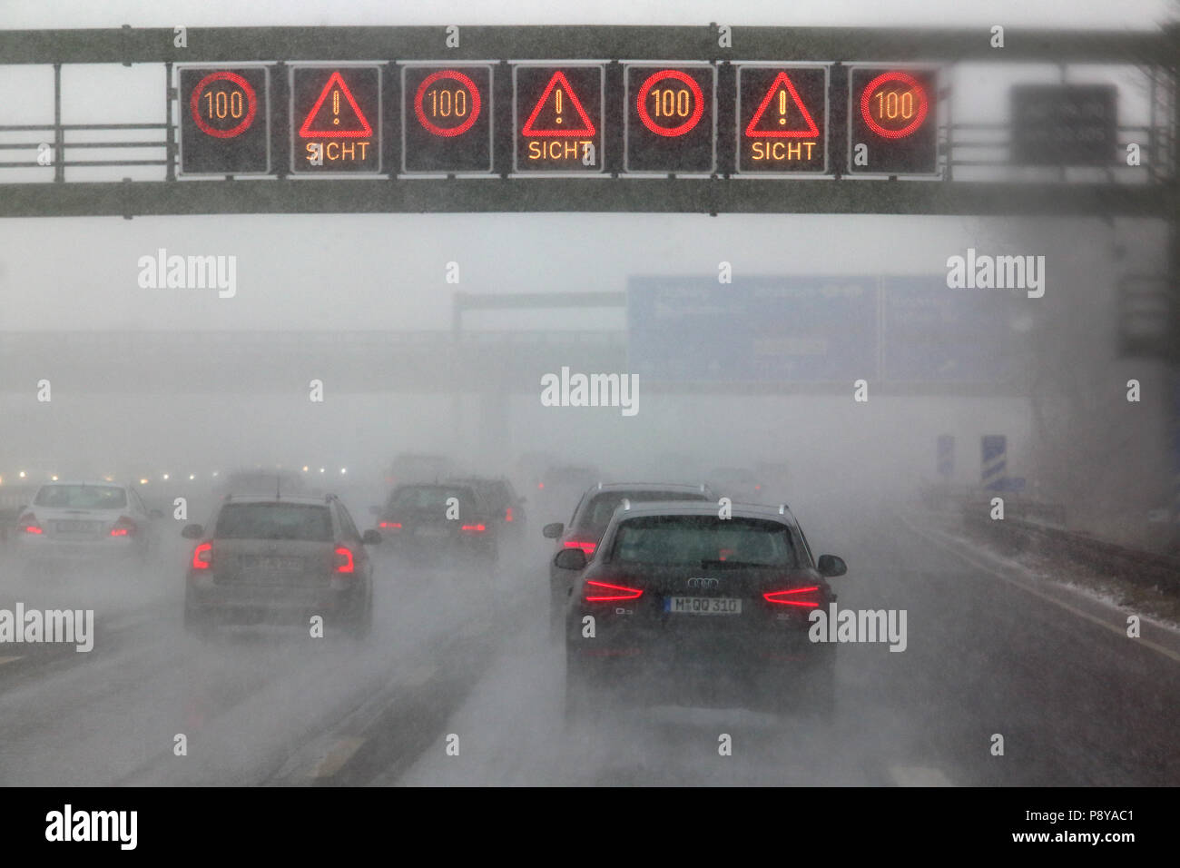 München, Deutschland, schlechte Aussicht auf der Autobahn A8 in Schneefall Stockfoto
