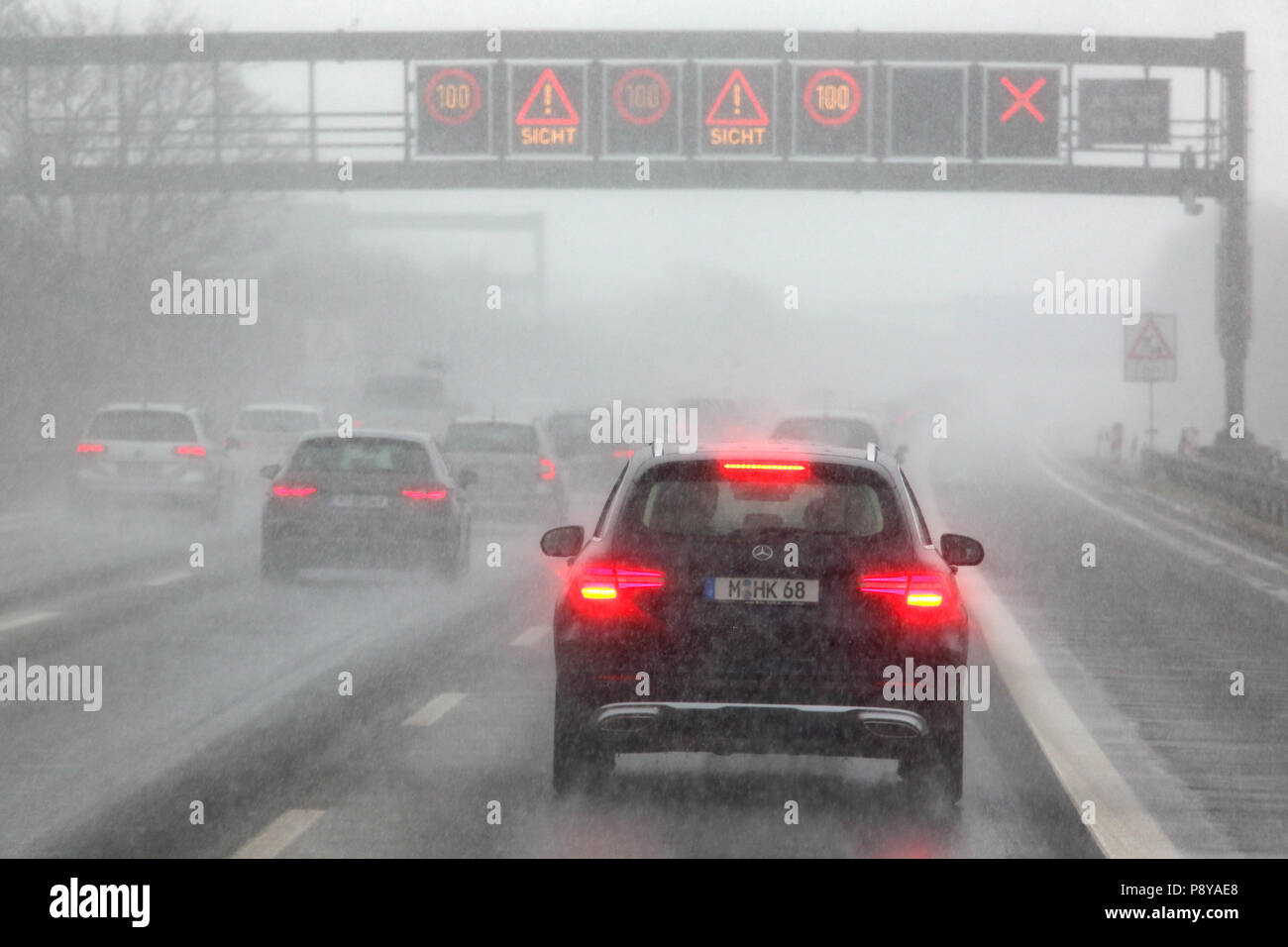 München, Deutschland, schlechte Aussicht auf der Autobahn A8 in Schneefall Stockfoto
