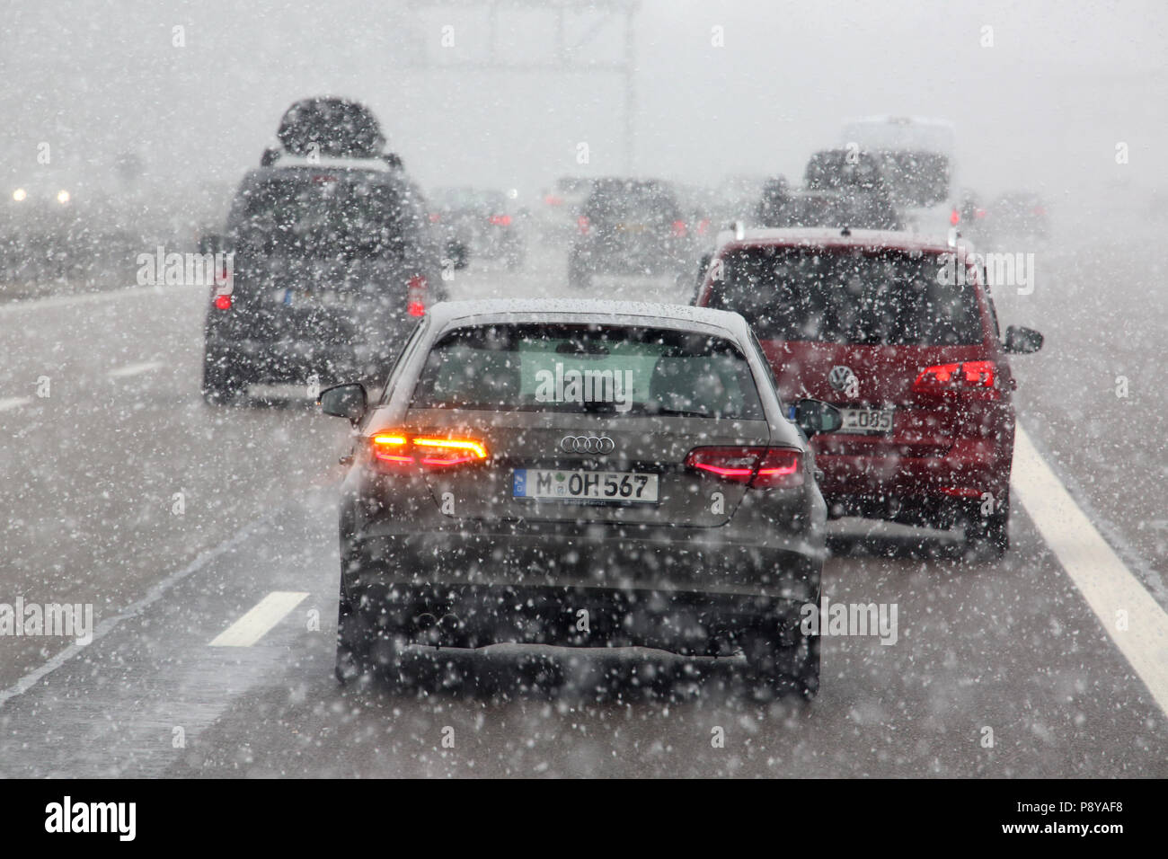 München, Deutschland, schlechte Aussicht auf der Autobahn A8 in Schneefall Stockfoto