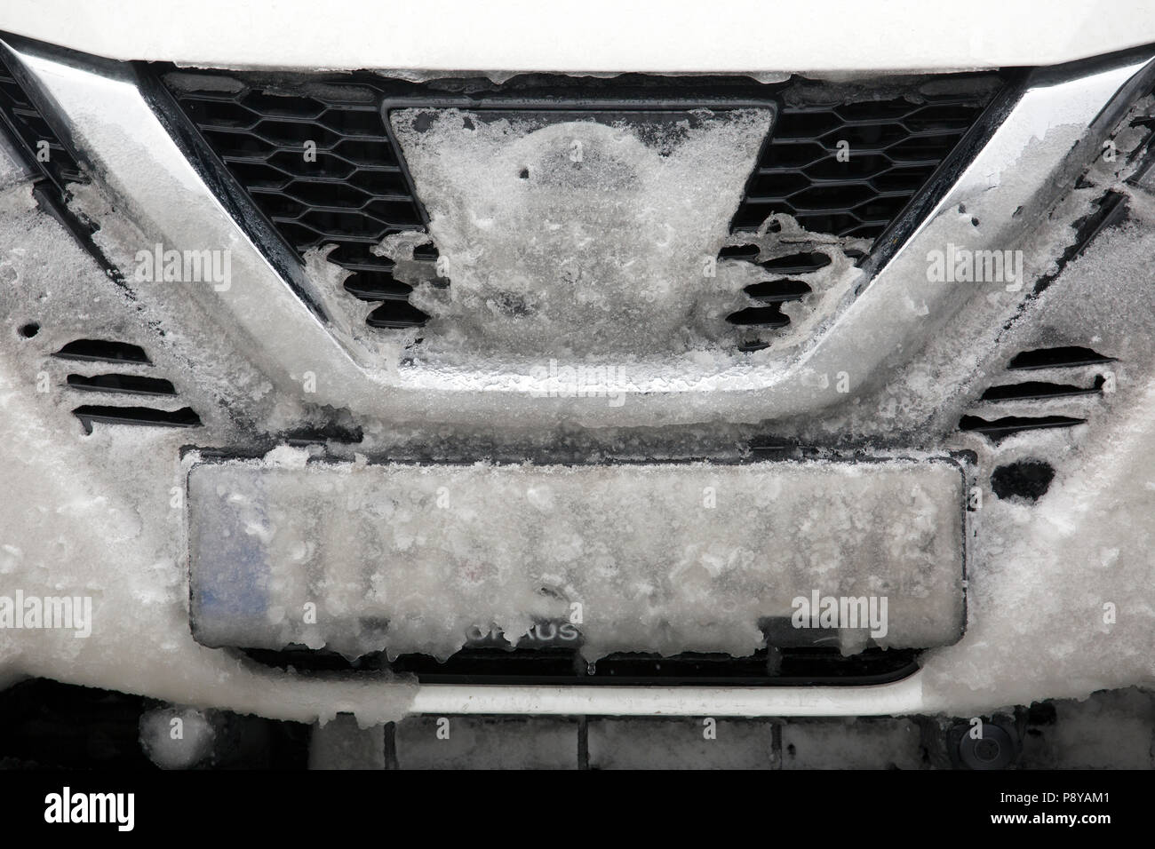 München, Deutschland, Nummernschild eines Autos ist im Schnee Stockfoto