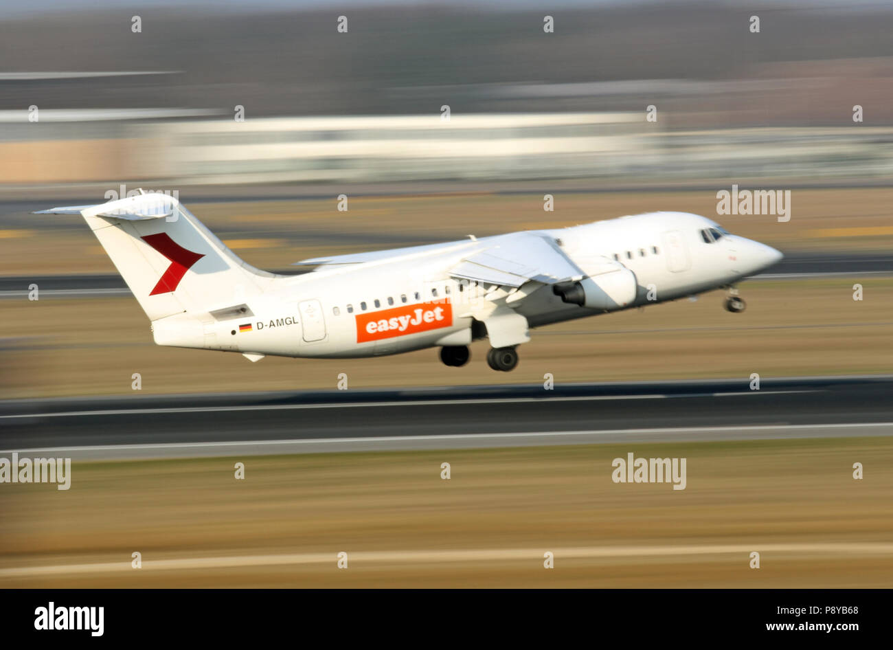 Berlin, Deutschland, von der Fluggesellschaft easyJet geleaste British Aerospace 146-200 WDL Aviation am Start Stockfoto