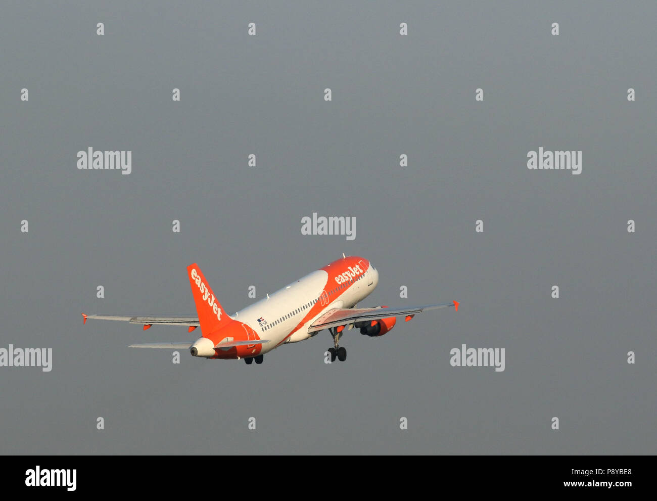 Berlin, Deutschland, Airbus A320 der Fluggesellschaft easyJet nach dem Start Stockfoto