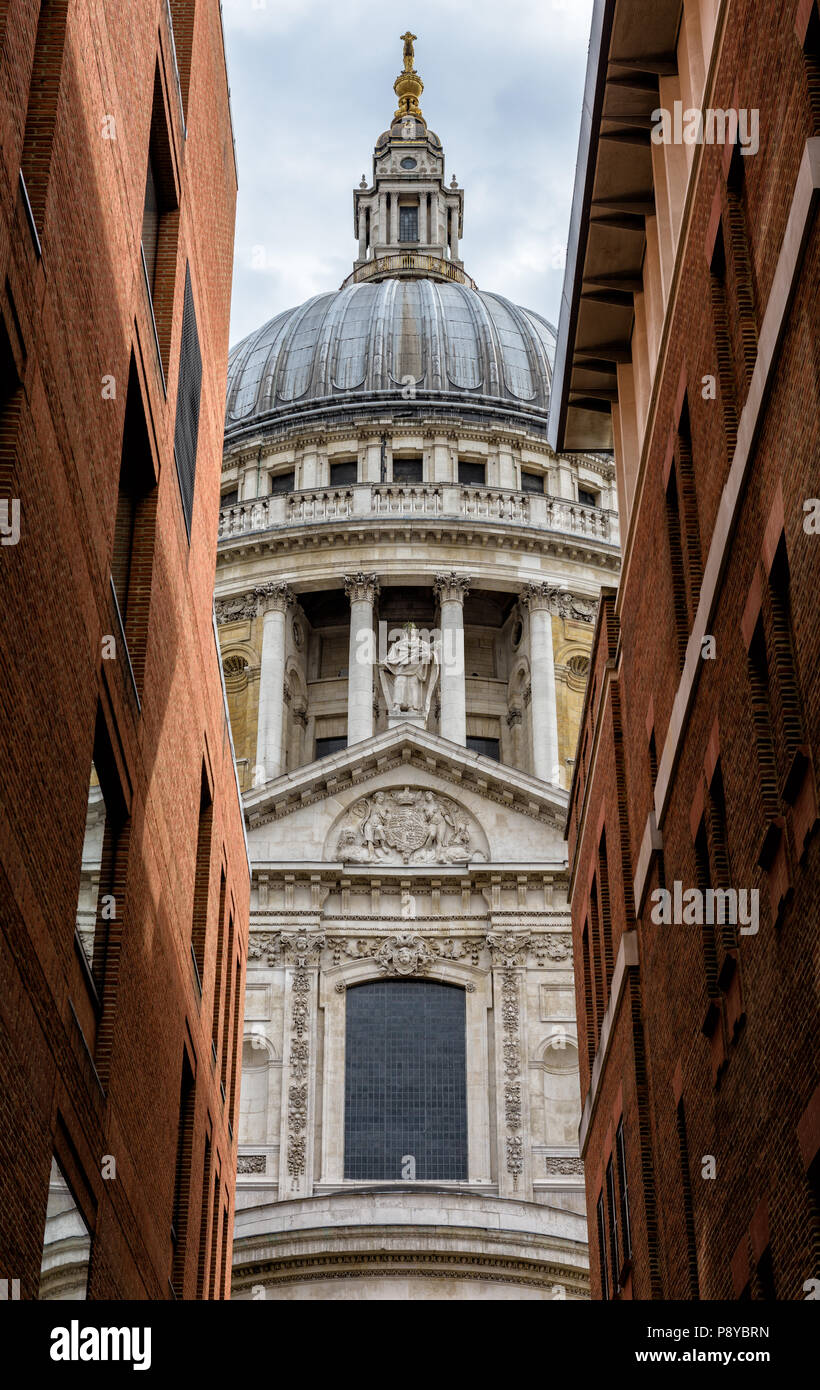 Schmale Hochformat von St Pauls Cathedral, London, von Paternoster Square Stockfoto