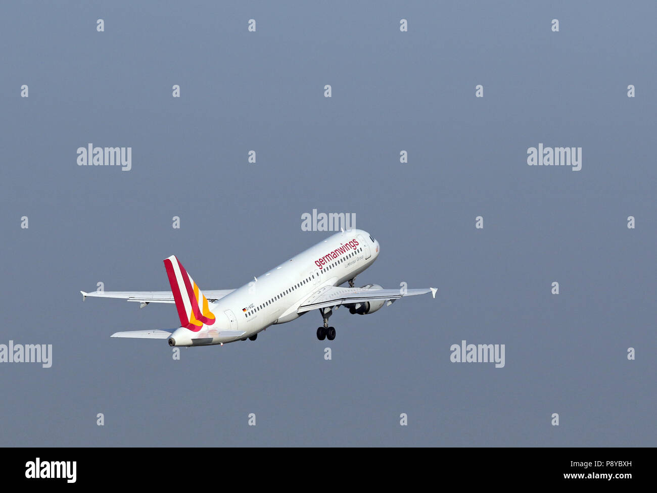 Berlin, Deutschland, Airbus A320 der Fluggesellschaft Germanwings nach dem Start Stockfoto