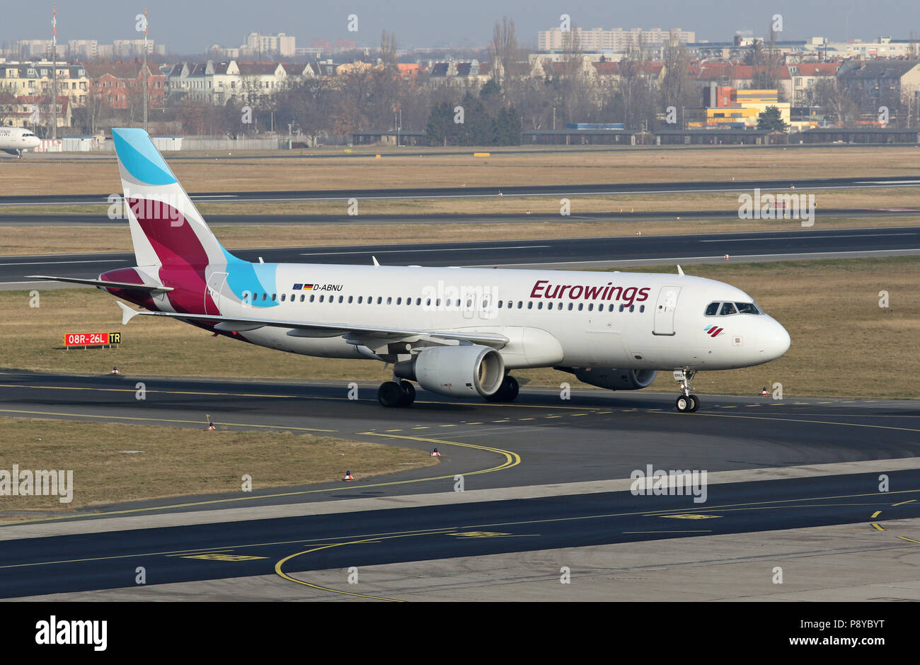 Berlin, Deutschland, Airbus A320 der Fluggesellschaft Eurowings auf einer Rollbahn des Flughafens Berlin-Tegel. Stockfoto