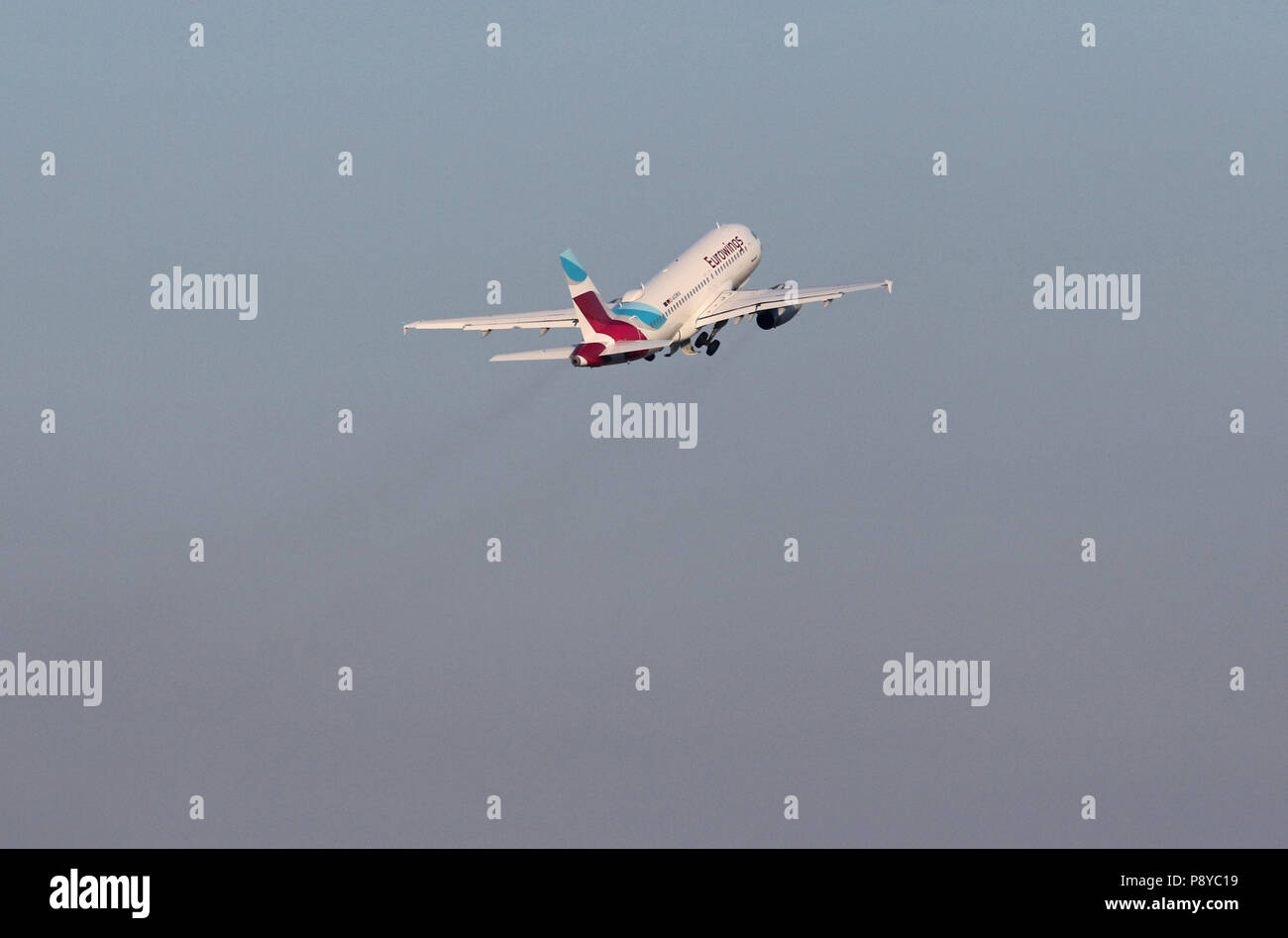 Berlin, Deutschland, Airbus A319 der Fluggesellschaft Eurowings nach dem Start Stockfoto