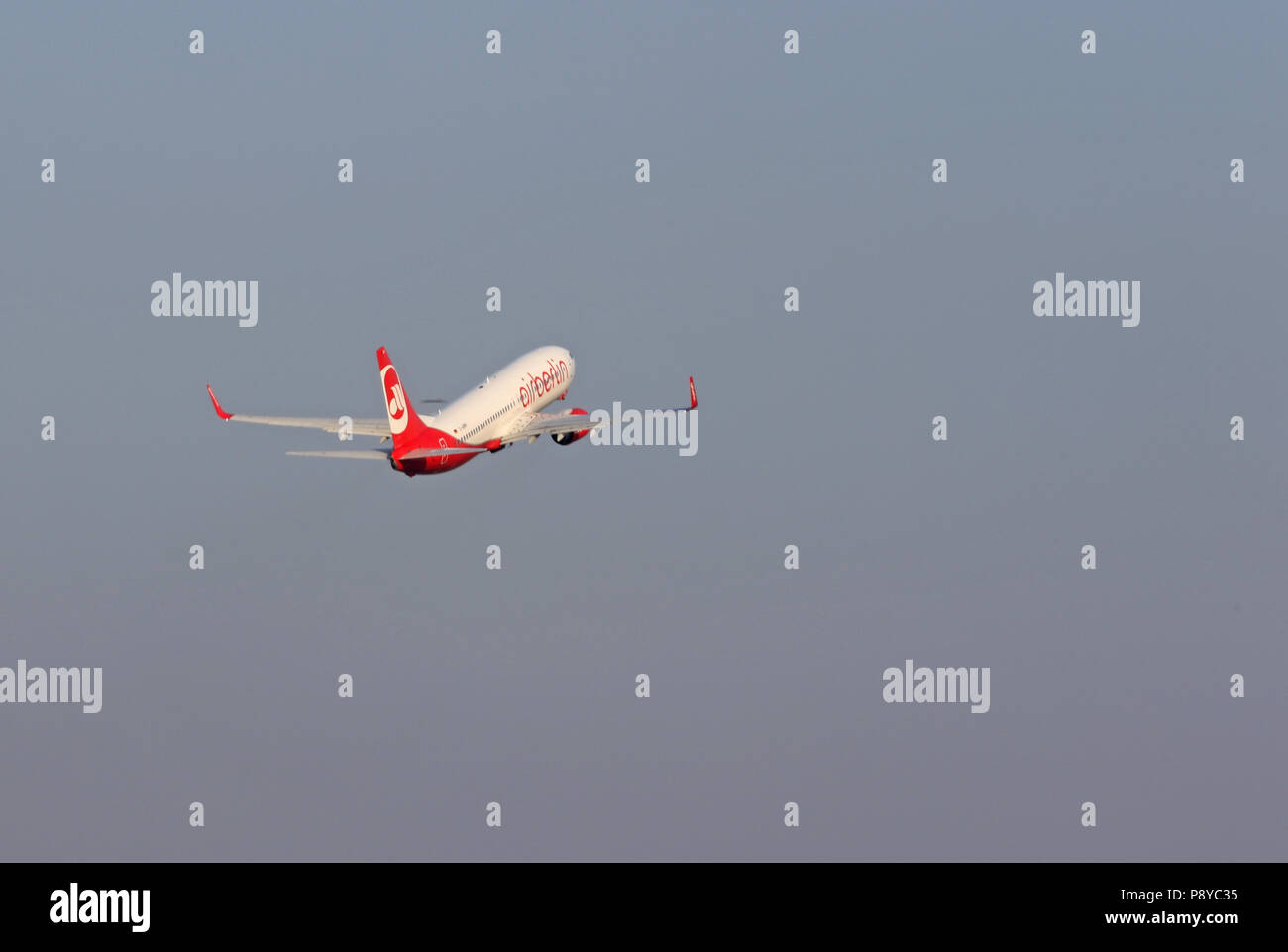 Berlin, Deutschland, Boeing 737-800 der insolventen Fluggesellschaft Air Berlin nach dem Start Stockfoto