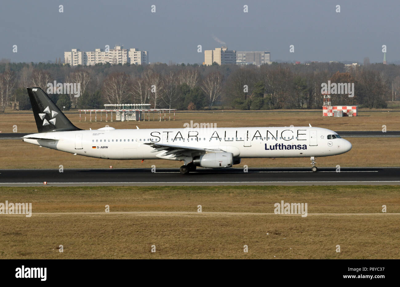 Berlin, Deutschland, Airbus A321 der Fluggesellschaft Lufthansa Star Alliance auf der Landebahn des Flughafens Berlin-Tegel. Stockfoto