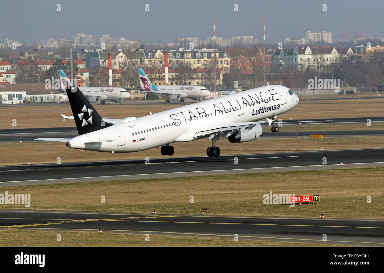 Berlin, Deutschland, Airbus A321 der Fluggesellschaft Lufthansa Star Alliance an der Take-off vom Flughafen Berlin-Tegel Stockfoto