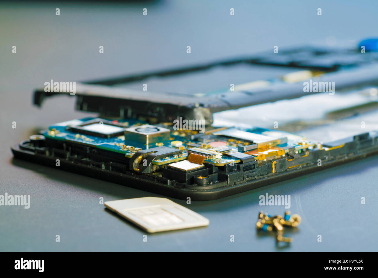 Zerlegt Handy im Service Center mit internen Komponenten der Kamera und Lautsprecher. Stockfoto