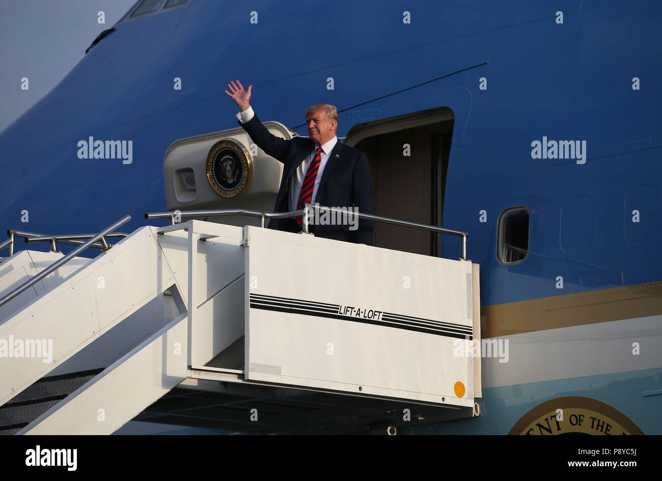 US-Präsident Donald Trump Wellen, als er auf der Air Force One auf dem Flughafen Prestwick, Ayrshire ankommt, en Route für Turnberry, wo sie erwartet werden über das Wochenende zu bleiben. Stockfoto