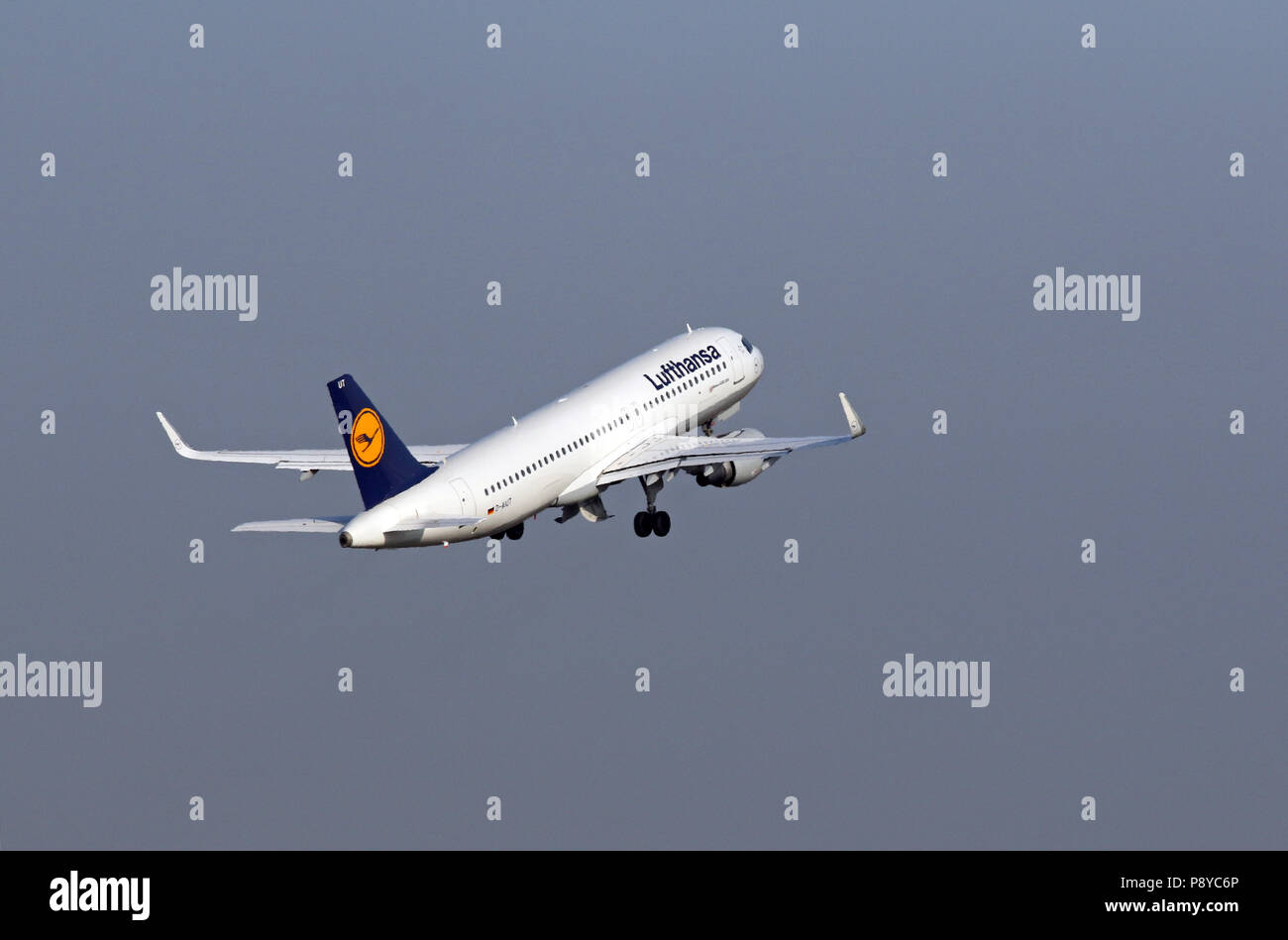Berlin, Deutschland, Airbus A320 der Fluggesellschaft Lufthansa nach dem Start Stockfoto