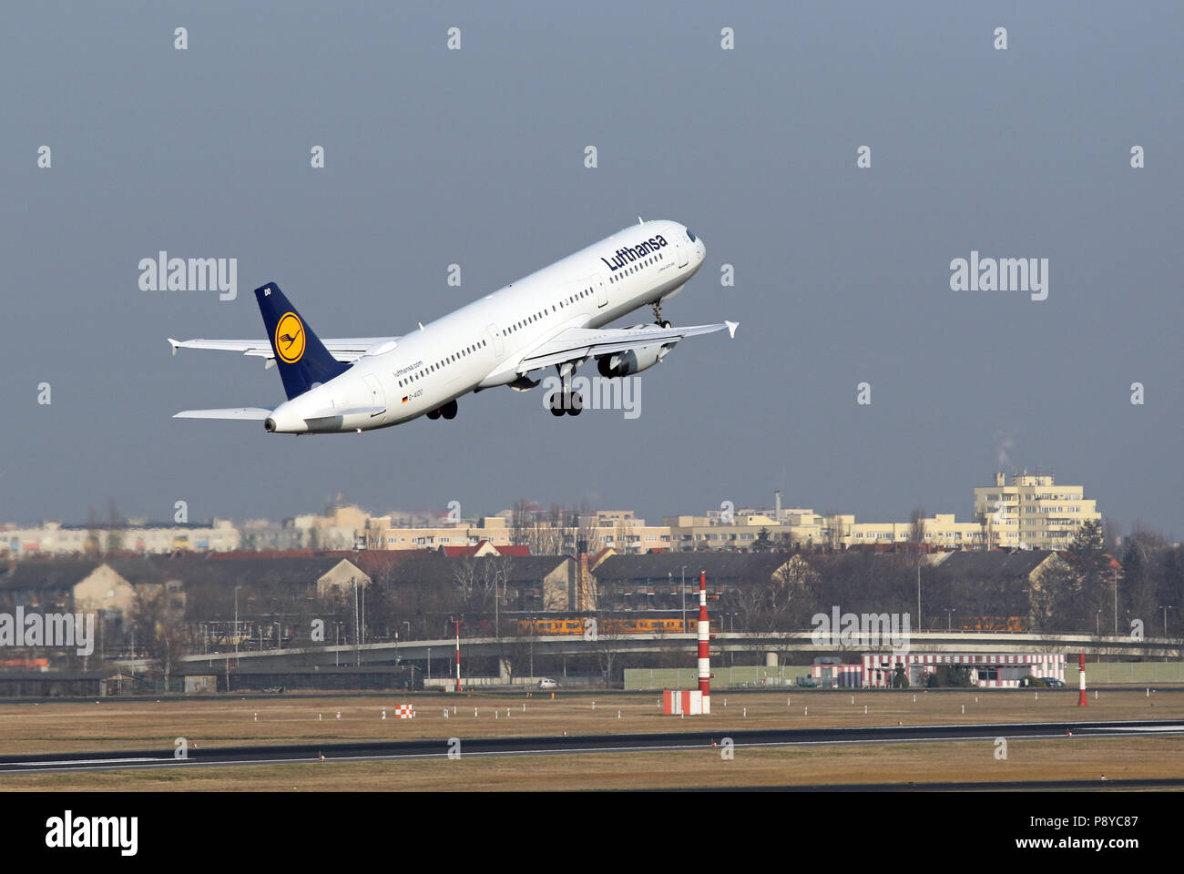 Berlin, Deutschland, Airbus A321 der Fluggesellschaft Lufthansa am take-off vom Flughafen Berlin-Tegel Stockfoto