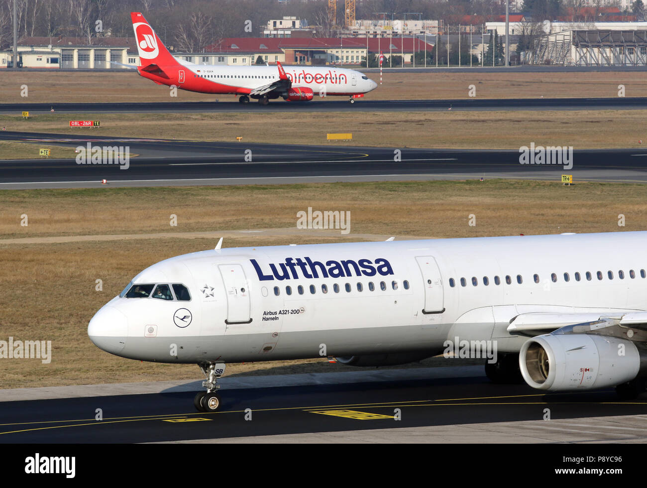 Berlin, Deutschland, Airbus A321 der Fluggesellschaft Lufthansa und Boeing 737 der Fluggesellschaft Air Berlin am Flughafen Tegel Stockfoto