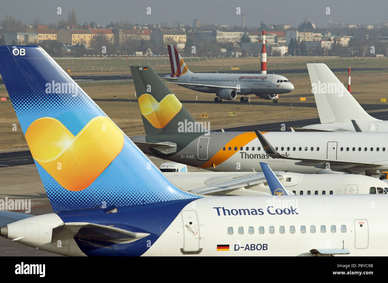 Berlin, Deutschland, Maschinen der Airlines germanwings und Condor auf dem Vorfeld des Flughafens Berlin Tegel Stockfoto