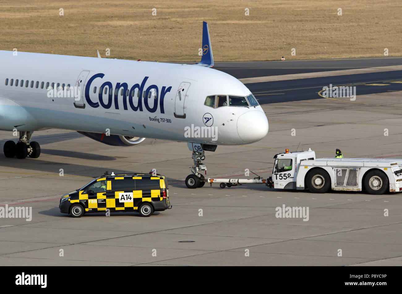 Berlin, Deutschland, Boeing 757-330 der Condor Fluggesellschaft wird von einem Push-back-Fahrzeug bewegt Stockfoto