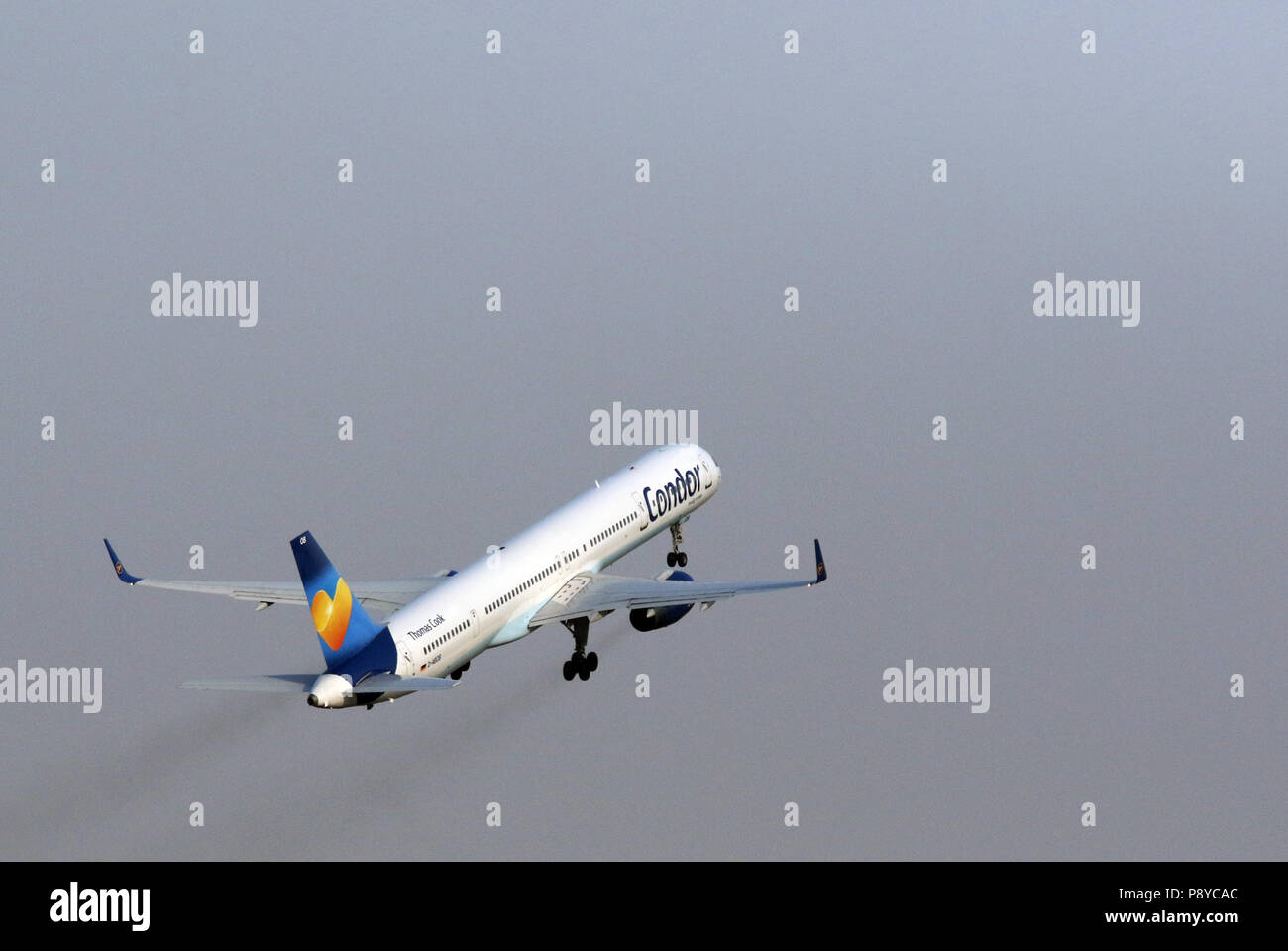 Berlin, Deutschland, Boeing 757-330 der Fluggesellschaft Condor nach dem Start Stockfoto