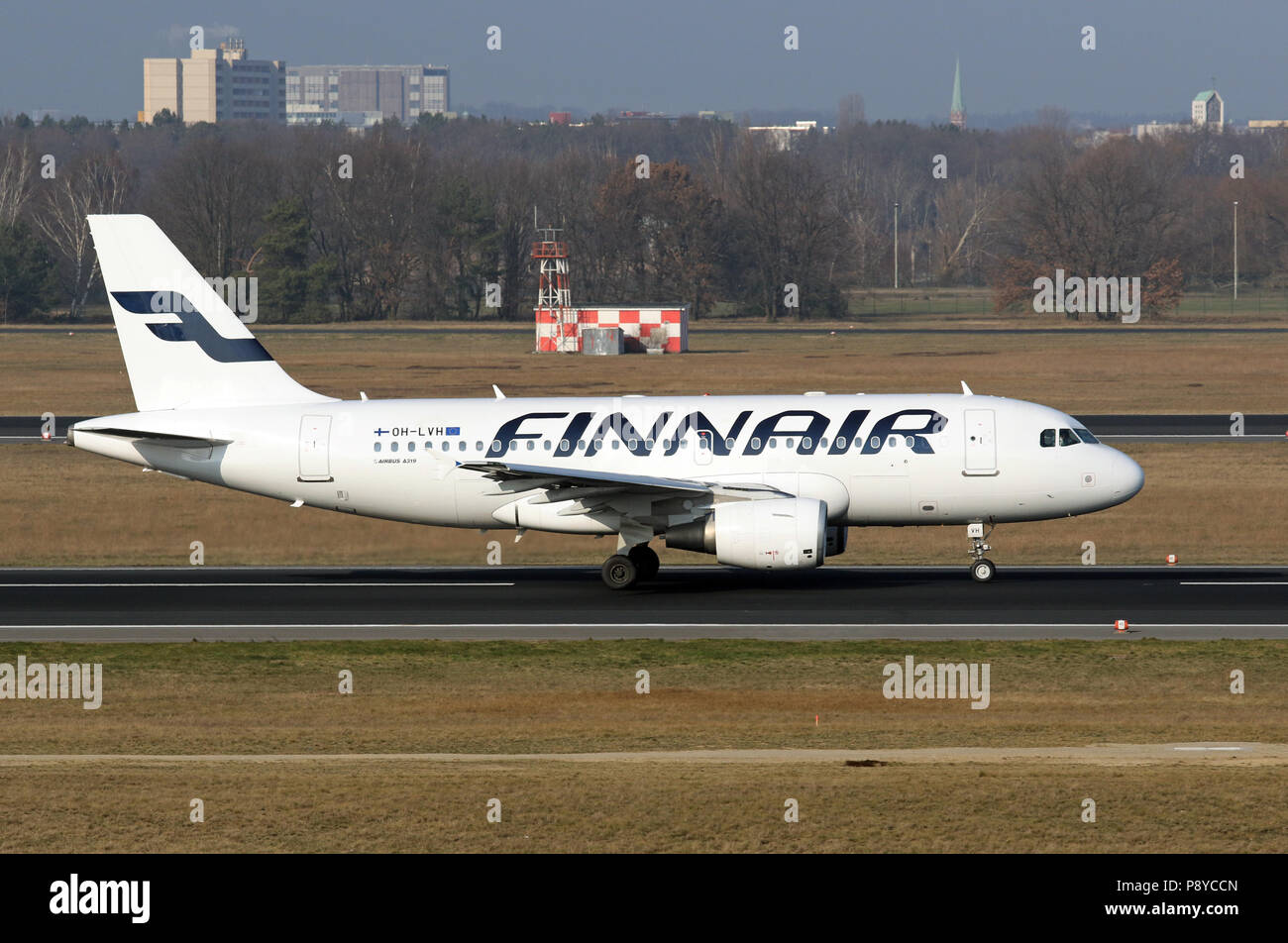 Berlin, Deutschland, Airbus A319 der Fluggesellschaft Finnair auf der Landebahn des Flughafens Berlin-Tegel. Stockfoto