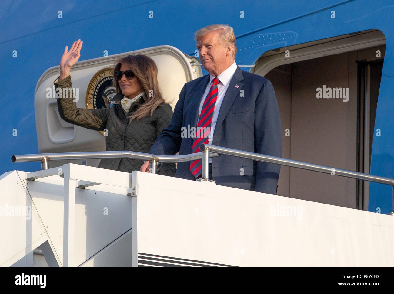 US-Präsident Donald Trump und seine Frau Melania, kommen in der Air Force One auf dem Flughafen Prestwick, Ayrshire, en Route für Turnberry, wo sie erwartet werden über das Wochenende zu bleiben. Stockfoto