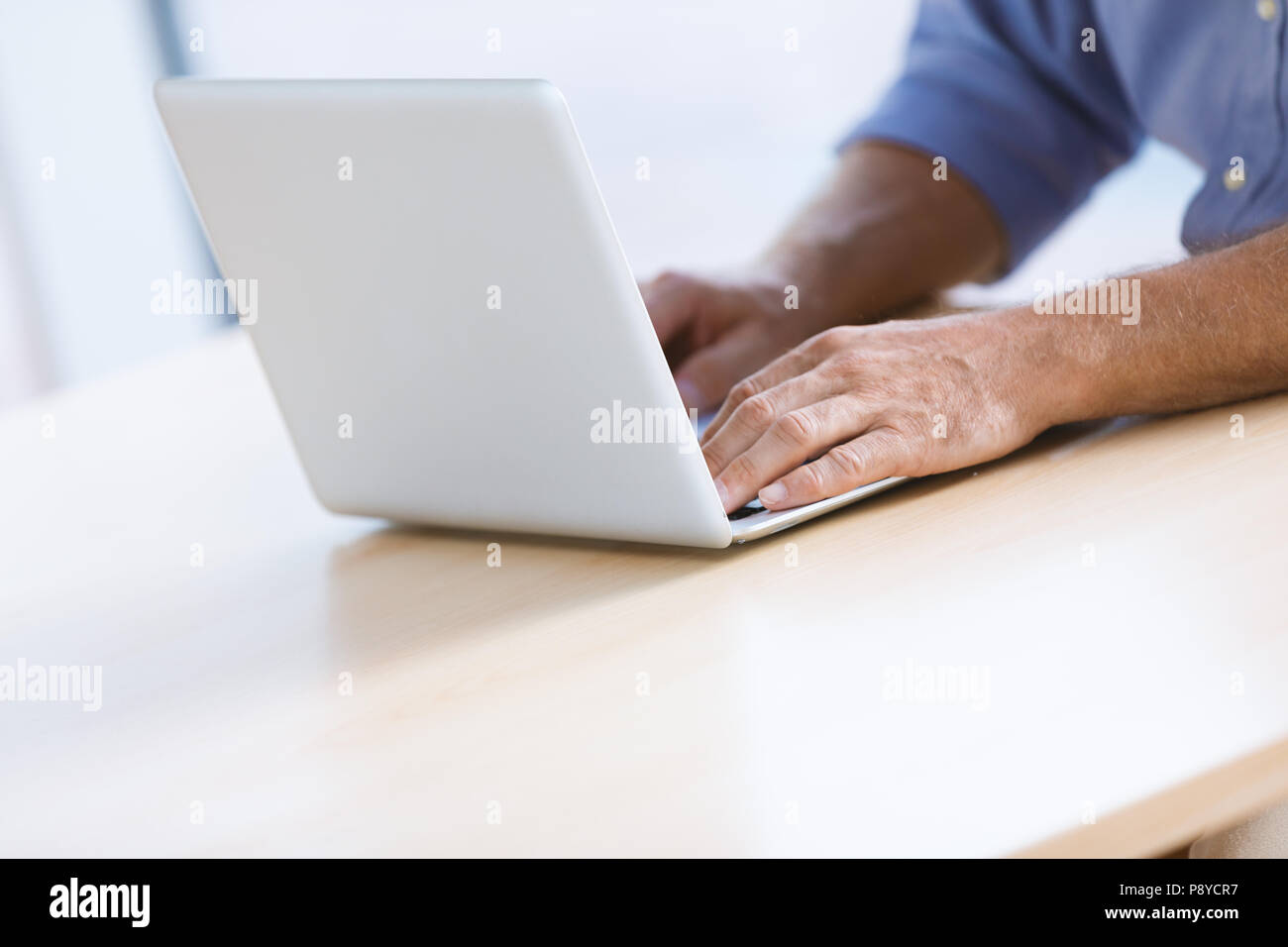 Der Geschäftsmann Hände schreiben auf Laptop Tastatur. Stockfoto