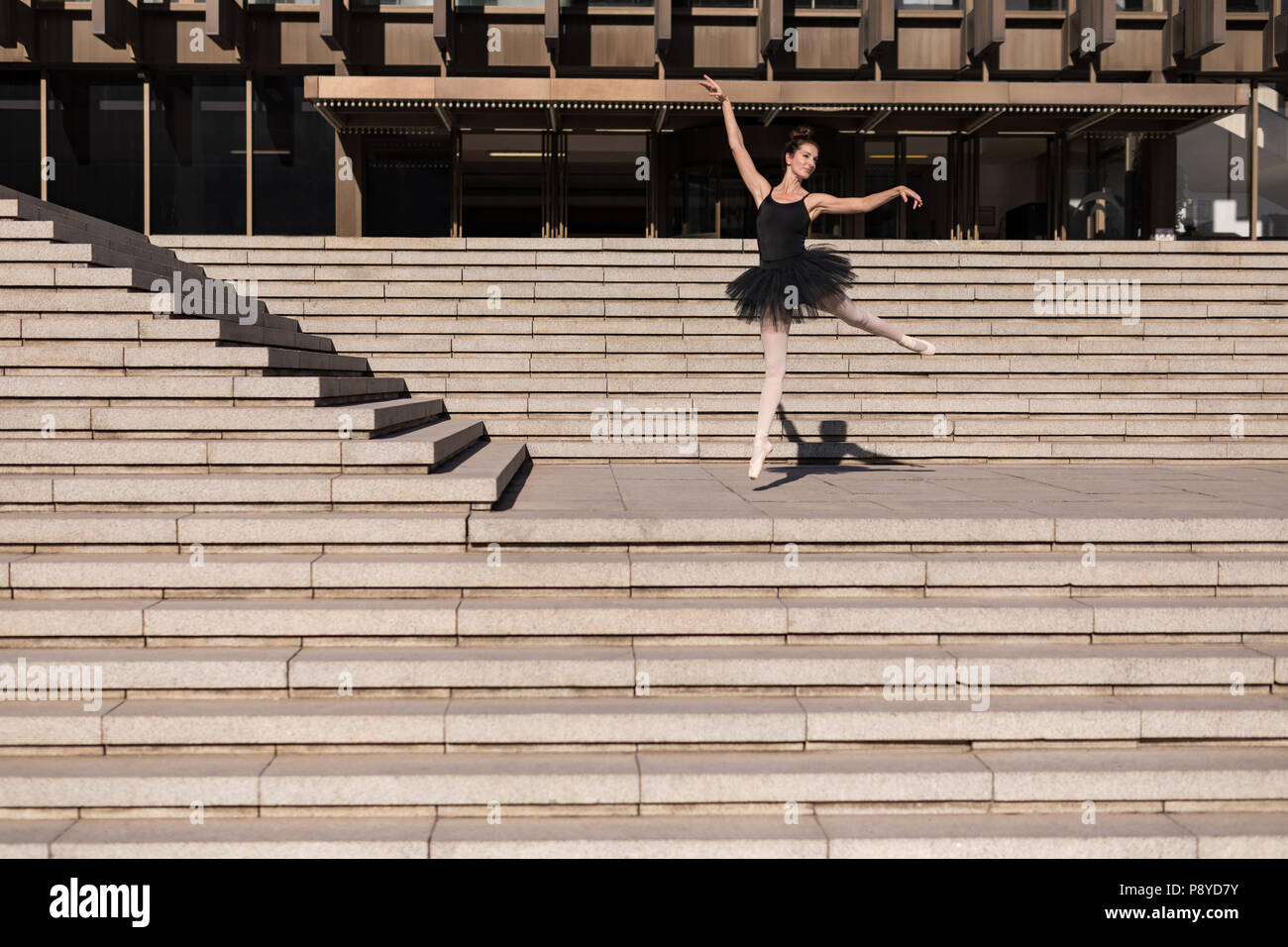Frau Durchführen von Ballett über die Schritte Stockfoto