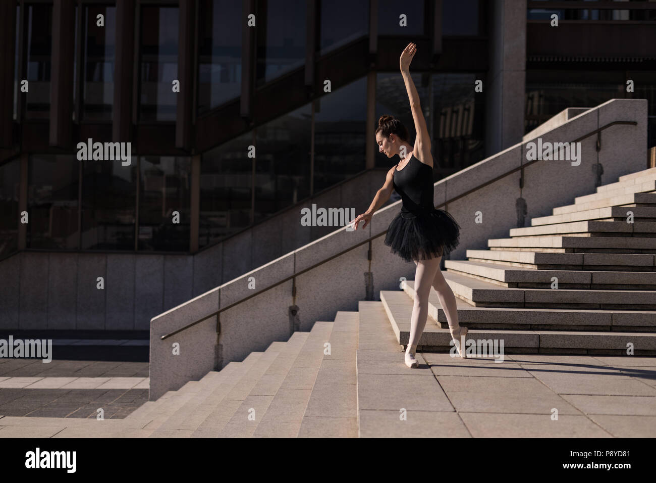 Frau Durchführen von Ballett über die Schritte Stockfoto