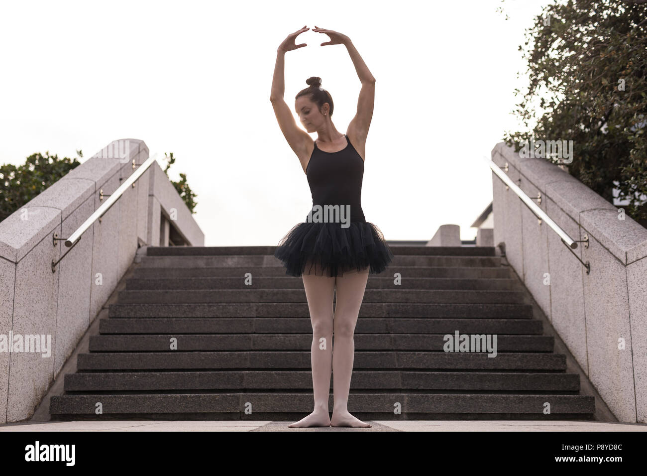 Frau Durchführung Ballett in der Stadt Stockfoto