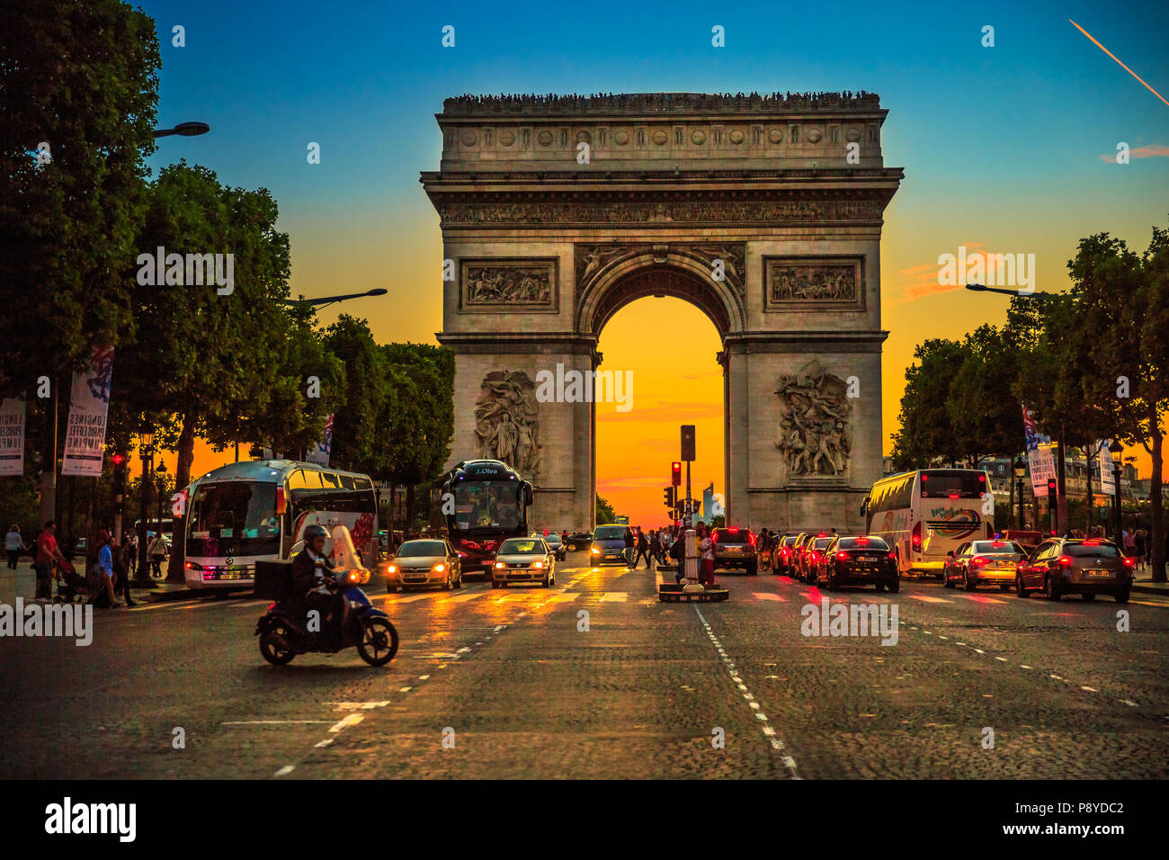 Paris, Frankreich, Juli 2, 2017: Platz an der Champs Elysees Straße und in der Mitte des Place Charles de Gaulle mit Triumphbogen in der Dämmerung mit Verkehr Straße. Arc de Triomphe an der blauen Stunde in Paris. Stockfoto