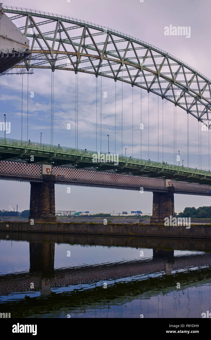 Runcorn Silver Jubilee Straßenbrücke mit der Eisenbahnbrücke in den Hintergrund und die Manchester Ship Canal im Vordergrund. Stockfoto