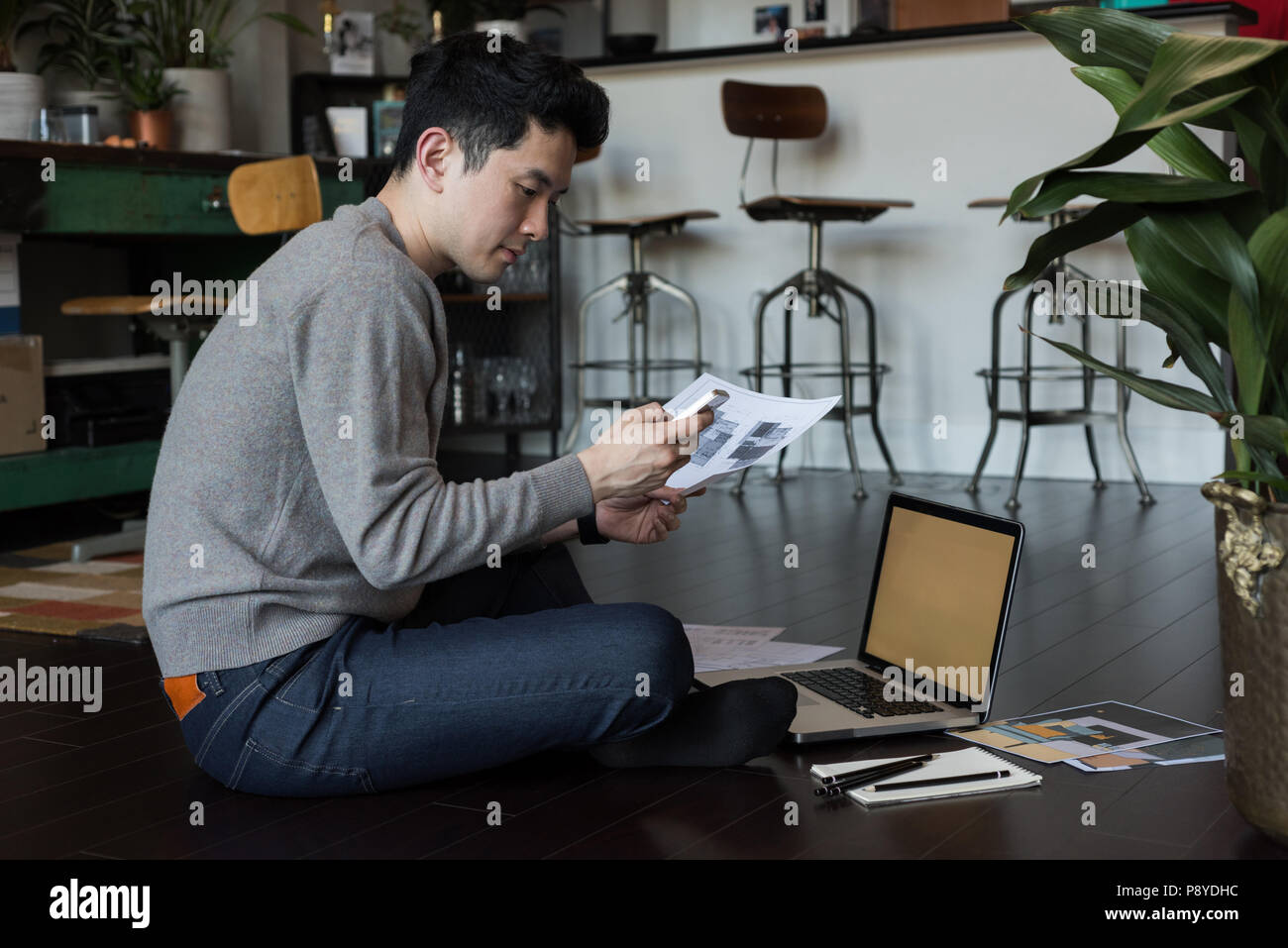 Mann, der an einem Projekt arbeiten zu Hause Stockfoto