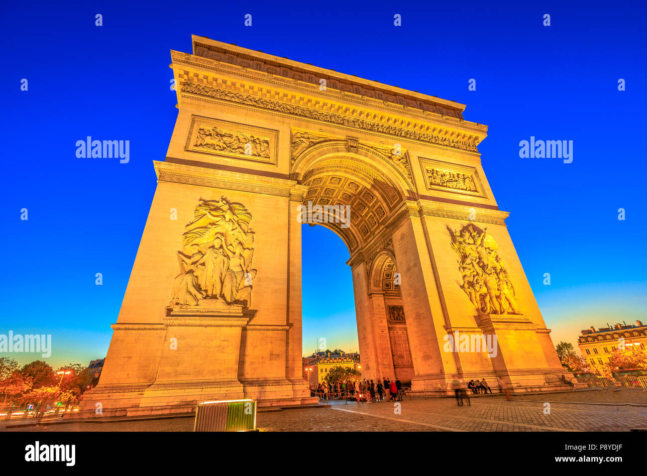 Nacht Blick auf den Triumphbogen in der Mitte des Place Charles de Gaulle. Ansicht von unten auf das beliebte Wahrzeichen an der blauen Stunde und berühmten Touristenattraktion in Paris, Hauptstadt von Frankreich in Europa. Stockfoto