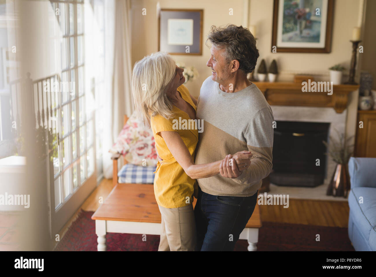 Romantische älteres Paar zusammen tanzen Stockfoto