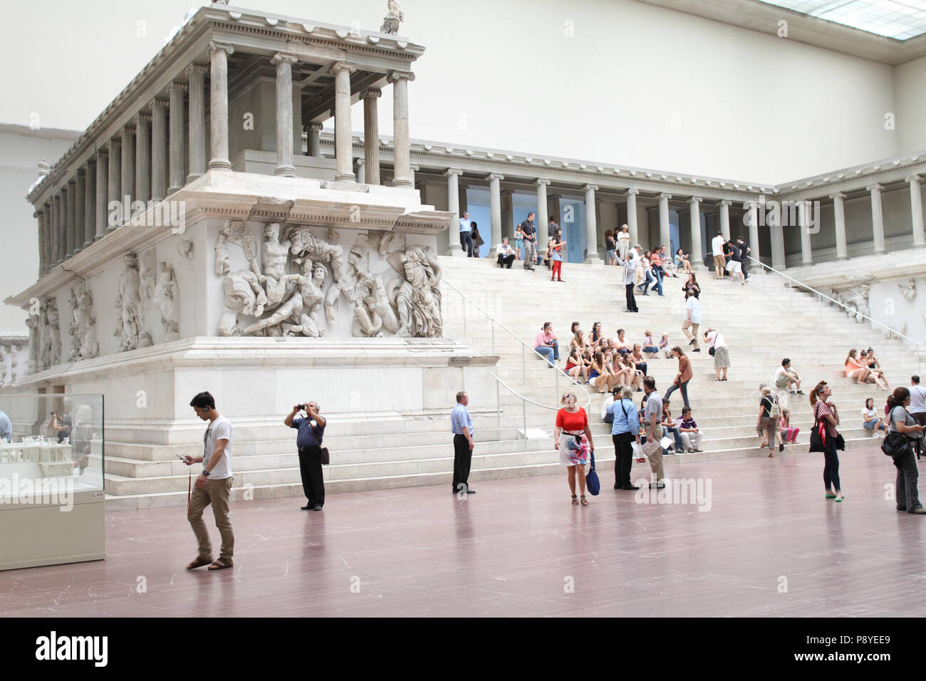 Pergamon Museum Berlin mit Besuchern Pergamonaltar Stockfoto