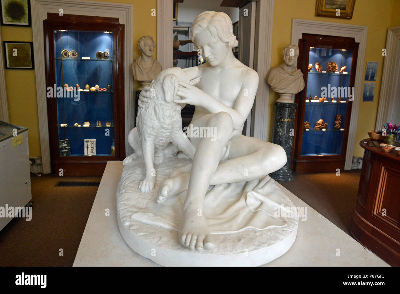 Statue eines Jungen mit einem Hund in Wisbech Museum, Cambridgeshire, England, Großbritannien Stockfoto