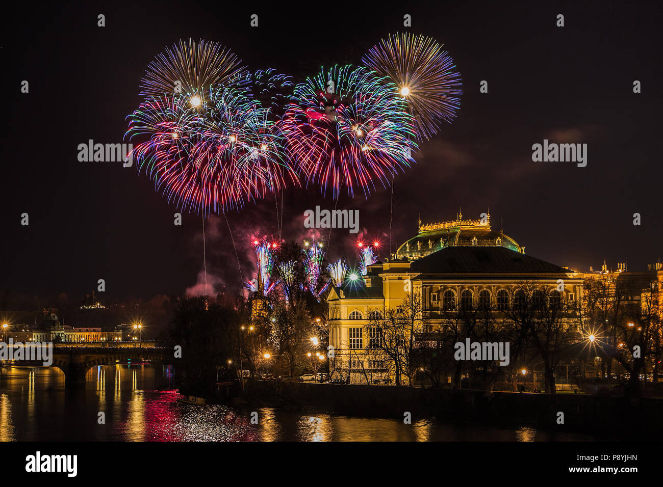 Neue Jahr Feuerwerk 2018 Prag über die Moldau, das Nationaltheater und der historischen Architektur. Stockfoto