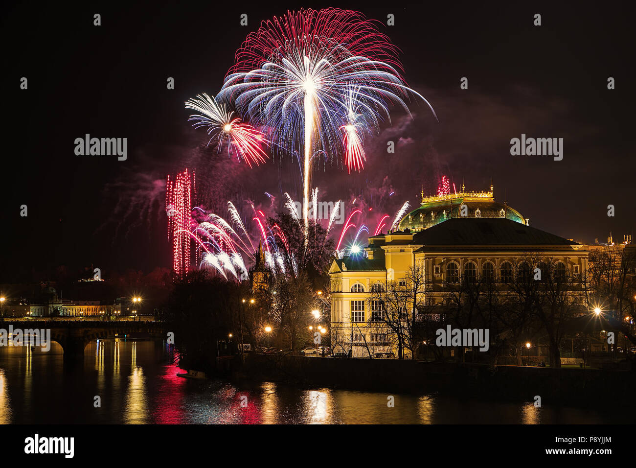 Neue Jahr Feuerwerk 2018 Prag über die Moldau, das Nationaltheater und der historischen Architektur. Stockfoto