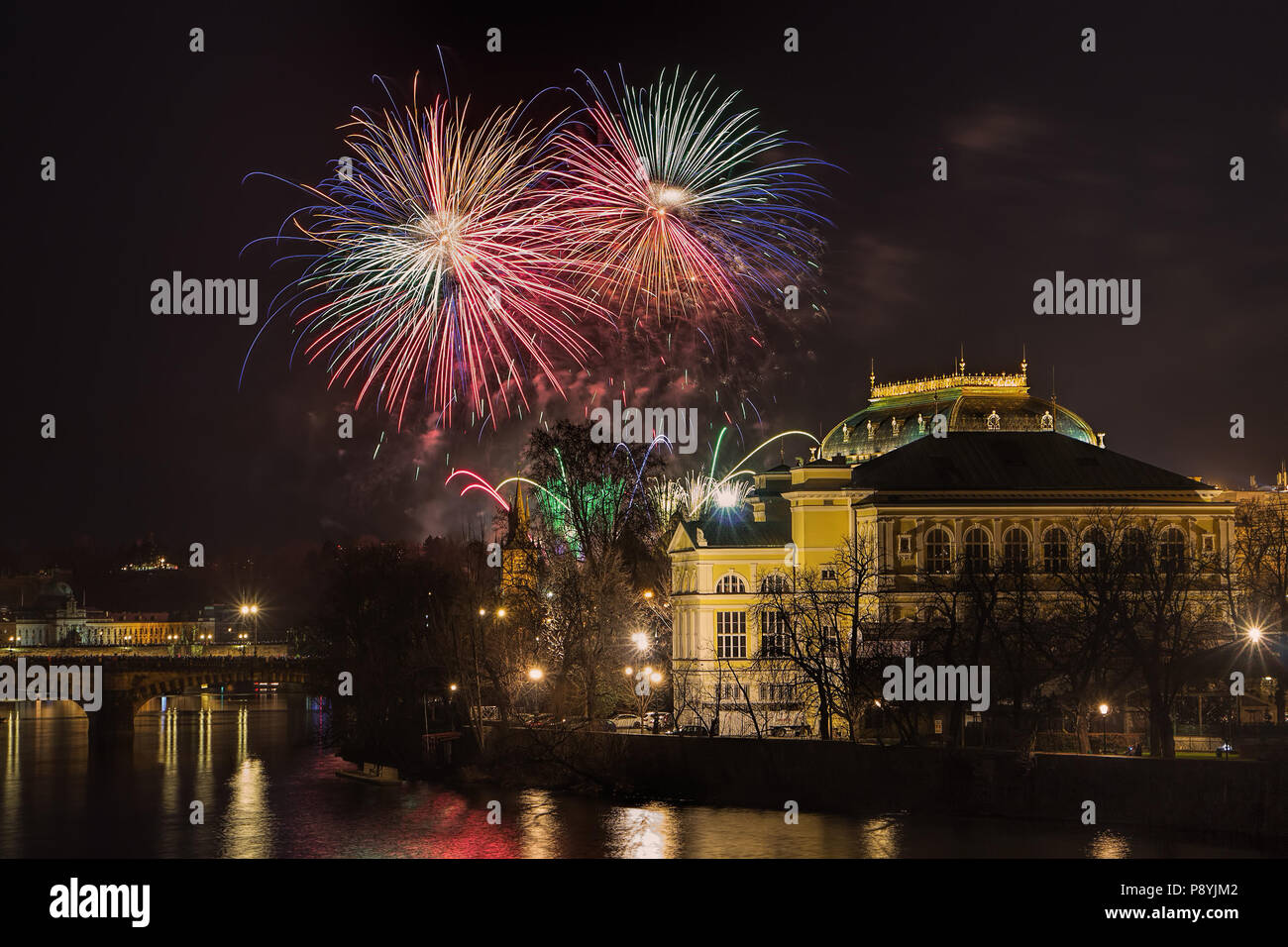 Neue Jahr Feuerwerk 2018 Prag über die Moldau, das Nationaltheater und der historischen Architektur. Stockfoto