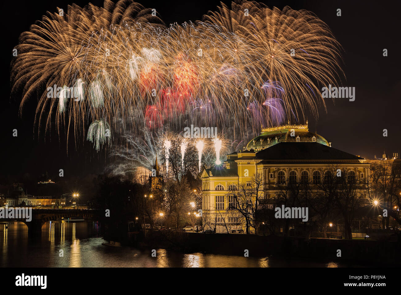 Neue Jahr Feuerwerk 2018 Prag über die Moldau, das Nationaltheater und der historischen Architektur. Stockfoto