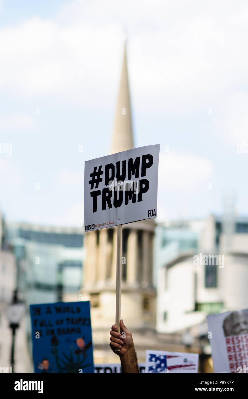 Ein Post sagt Donald Trump ist während des Protestes. Protest gegen US-Präsident Donald Trump Besuch in Großbritannien am zweiten Tag der Aufenthalt im Land. Stockfoto
