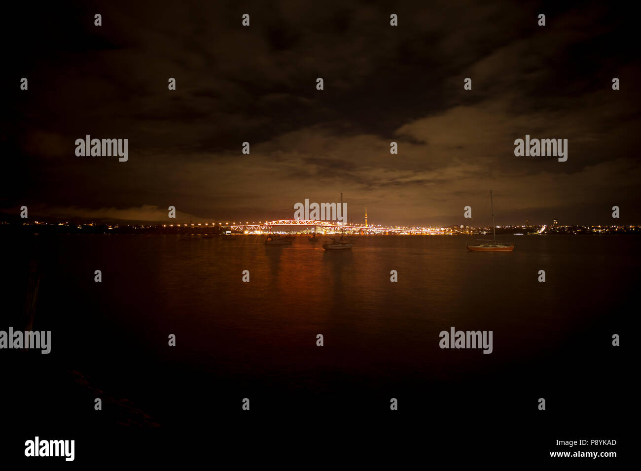 Auckland Harbour Bridge bei Nacht Stockfoto
