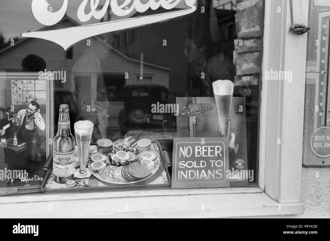 Anmelden Bierstube Fenster, "kein Bier verkauft, Indianer, Sisseton, South Dakota, USA, John Vachon, Farm Security Administration, September 1939 Stockfoto