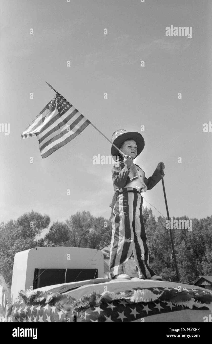 Junge in patriotischen Kostüm Wehende amerikanische Flagge während des Viertels der Juli Parade, Vale, Oregon, USA, Russell Lee, Farm Security Administration, Juli 1941 Stockfoto