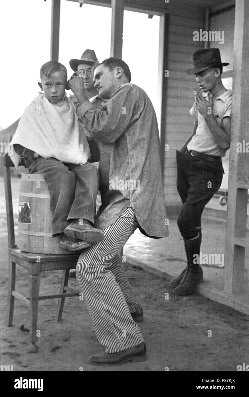 Junge Gemeinschaft, Haarschnitt, Friseur, Migrant Camp, Kern County, Kalifornien, USA, Dorothea Lange, Farm Security Administration, November 1936 Stockfoto