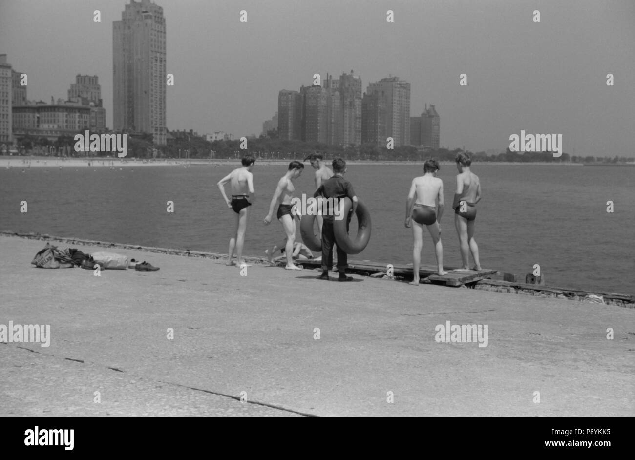 Gruppe von Jungen an öffentlichen Badestrand, Lake Michigan, Chicago, Illinois, John Vachon, Farm Security Administration, Juli 1941 Stockfoto