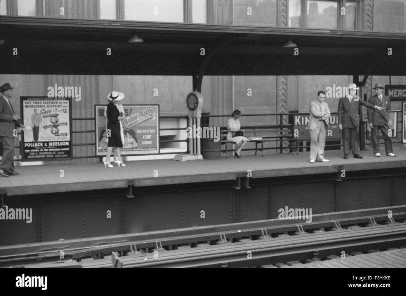 Menschen auf der Plattform für die Hochbahn, Merchandise Mart Station, Chicago, Illinois, John Vachon, Farm Security Administration, Juli 1941 Warten Stockfoto